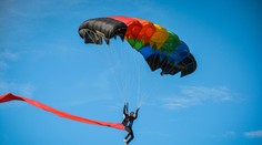 VIDEO: Lopta na trávnik priletela z neba. Nováčik otvoril sezónu originálnym spôsobom