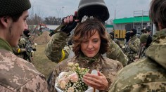 Statočný pár sa zosobášil na ukrajinskej frontovej línii. Nevesta na chvíľu vymenila prilbu za závoj