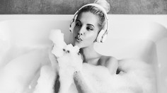 Dara Rolins posiela valentínsky pozdrav. Z vane a úplne nahá!