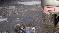 Za dobrotu na žobrotu. Taliansky dôchodca svojpomocne opravil cestu, teraz mu hrozí vysoká pokuta