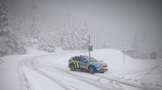 Sneh komplikuje dopravu. Autá sa šmýkajú, situácia je nebezpečná