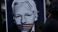 Julian Assange má na krku nové obvinenia, spolu ich už 18