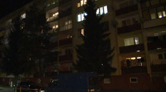 Neuveriteľný kaskadérsky kúsok! Babička visela z balkóna na treťom poschodí