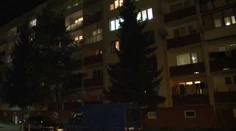 Neuveriteľný kaskadérsky kúsok! Babička visela z balkóna na treťom poschodí