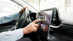 Automobilky potichu zvažujú návrat k jednému typu ovládania. Displeje by malo nahradiť niečo úplne iné