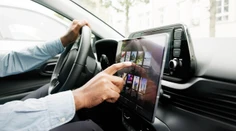 Automobilky potichu zvažujú návrat k jednému typu ovládania. Displeje by malo nahradiť niečo úplne iné