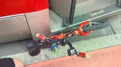 Rodičia prežili chvíle hrôzy. Chlapec na bicykli sa zakliesnil medzi obrubníkom a električkou