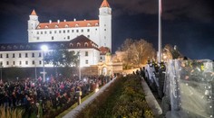 Protesty v Bratislave: Časť demonštrantov sa pokúsila dostať do parlamentu, zaútočili na policajtov