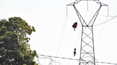 Pilot visel po havárii stíhačky dve hodiny na stožiari, podarilo sa ho zachrániť