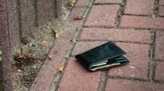 Muž bez domova odovzdal nájdenú peňaženku. Za svoju čestnosť získa sumu, ktorá mu zmení život