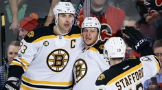 Chára asistoval pri triumfe Bostonu, Calgary prišlo o desaťzápasovú sériu