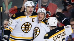 Chára asistoval pri triumfe Bostonu, Calgary prišlo o desaťzápasovú sériu
