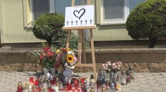 Semerovo sa zahalilo do ticha. Zriadili pietne miesto, ľudia zapaľujú sviečky