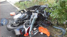 Divoká naháňačka v Bratislave. Vodič motorky so zákazom šoférovať utekal polícii, narazil do iného auta