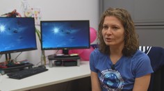 Počas týždňa pracuje ako výskumníčka, no vo voľnom čase skáče z lietadla. Tvrdí, že bez parašutizmu to už nejde