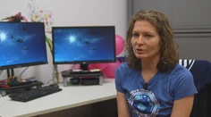 Počas týždňa pracuje ako výskumníčka, no vo voľnom čase skáče z lietadla. Tvrdí, že bez parašutizmu to už nejde
