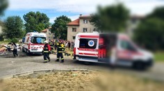 FOTO: Požiar bytovky vo Fiľakove. Oživovali štvorročné dieťa, viacerí ľudia skončili v nemocnici