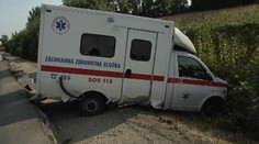 Sanitka prerazila na D1 pri Hlohovci zvodidlá a preletela do protismeru