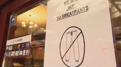 A dosť, do tejto kaviarne vás v teplákoch nepustia. Slušné oblečenie je stále v móde