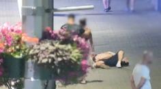 VIDEO: Miesto toho, aby ľuďom na zemi pomohla, im ukradla veci. Netušila, že ju sledujú kamery