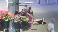 VIDEO: Namiesto toho, aby pomohla ľuďom ležiacim na zemi, zobrala žene kabelku. Netušila, že ju celý čas sleduje polícia