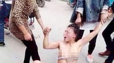 Žena si podala mužovu milenku. S kamarátkami ju zmlátili a vyzliekli na ulici!