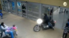 Policajti naháňali motorkára v nákupnom centre