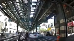 VIDEO: Bezohľadný vodič v plnej rýchlosti nabral chodcov, zdemoloval autá a obchod