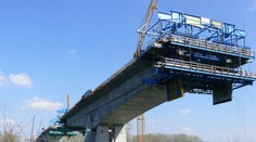 Diaľničný most D1/D4 sa v sobotu večer posúva na svoje miesto