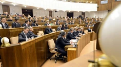 SMER stále vedie, do parlamentu by sa dostala SMK aj SNS