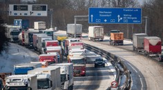 Snehové peklo v Nemecku: Vodiči mrzli v 37-kilometrovej kolóne aj 16 hodín