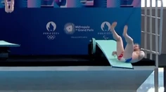 VIDEO: Olympionik sa zosmiešnil pri slávnostnom otvorení bazéna. Pred očami Macrona predviedol nemotorný pád