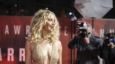 Jennifer Lawrence vytasila svoje zbrane. Dekolt jej musela strážiť asistentka