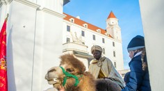 Traja králi sa objavili aj v centre Bratislavy. Jeden z nich sedel na ťave