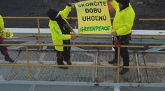 Aktivisti Greenpeace, ktorí vyliezli na ťažobnú vežu v Novákoch, sú nevinní