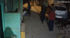 Muž priamo na ulici na smrť dobodal 16-ročné dievča, okoloidúci sa len prizerali