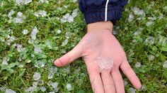 Na strednom a severnom Slovensku sa začali tvoriť supercely.  Z prvých už padajú obrovské krúpy