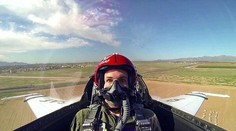 Prvá jazda v stíhačke F-16: Pozrite si ohromujúcu reakciu tohto muža