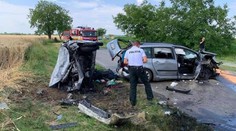 Po čelnej zrážke pri obci Ohrady začalo jedno z áut horieť, ťažko sa zranili dvaja ľudia