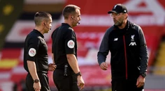 VIDEO: Škandál rozhodcu z Premier League pokračuje. Unikli zábery s bielym práškom