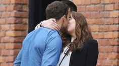 Nové foto z Fifty Shades Darker. Vášnivé bozky a nový fešák na pľaci