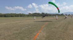 Extrémni parašutisti lietali v Očovej pri vysokej rýchlosti len meter nad zemou