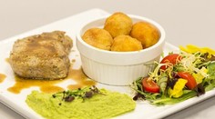 RECEPT NA DNES: Teľací steak so zeleným korením a domácimi kroketami