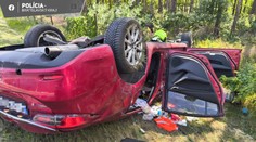 FOTO: Hrozivo vyzerajúca nehoda na Záhorí. Auto sa prevrátilo na strechu, hlásia zranených
