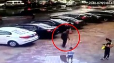 Dôchodcu pohltila cesta. Z ničoho nič sa prepadol do diery