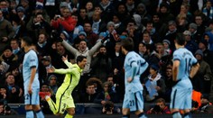 V Manchestri sa v repríze vlaňajšieho osemfinále začalo opatrne