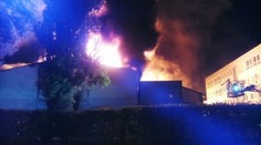 Veľký požiar v Brne, horia dve haly s penovými matracmi