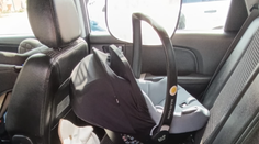 Nejavilo známky života. Policajti v Námestove vyslobodili dieťa (2) zo zamknutého auta