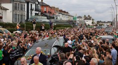 GALÉRIA: So zosnulou speváčkou Sinéad O'Connor sa v uliciach lúčili tisícky ľudí