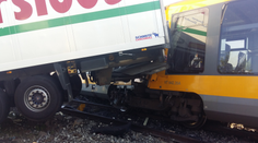 Vo Veľkom Mederi sa zrazil vlak s kamiónom. Rušňovodič je vo vážnom stave